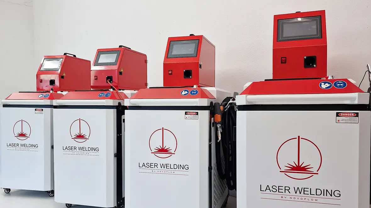 Handgeführte Laserschweißgeräte in rot und grau Es sind Laserschweißgeräte und Laserreinigungsgeräte in rot und grau zu sehen.