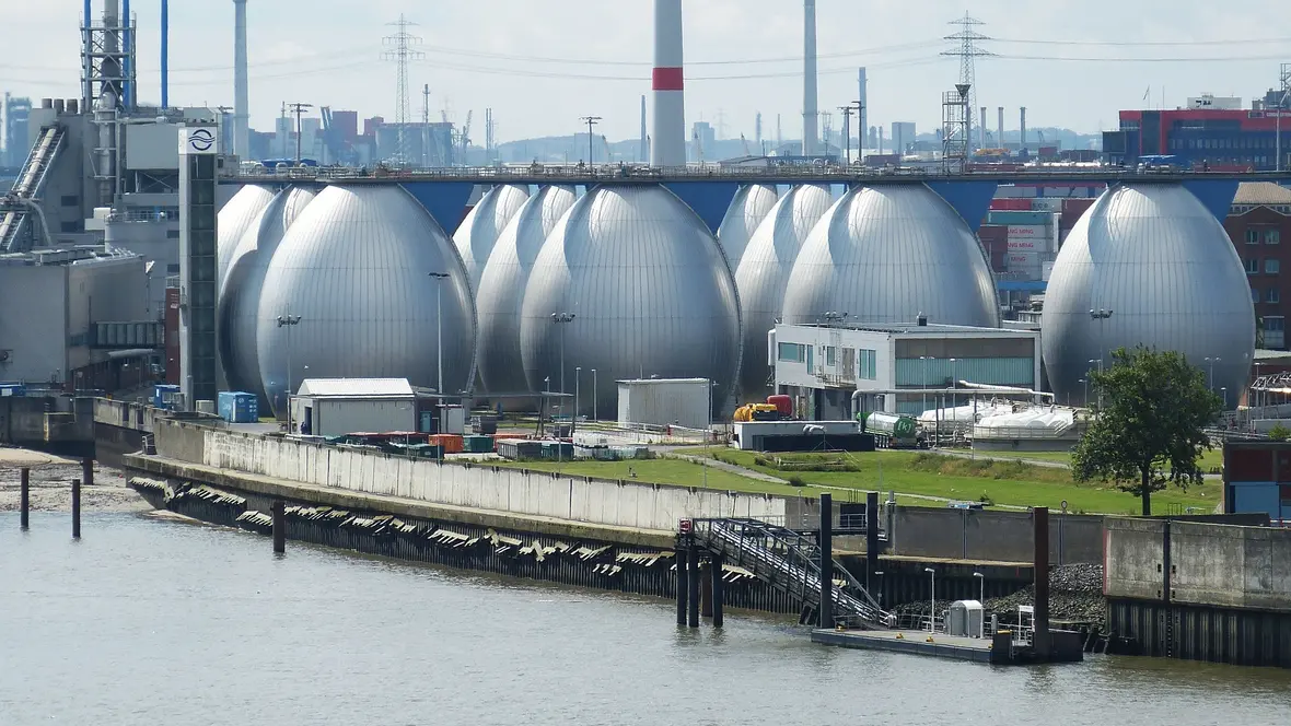 Zu sehen ist ein Chemieunternehmen am Wasser.
