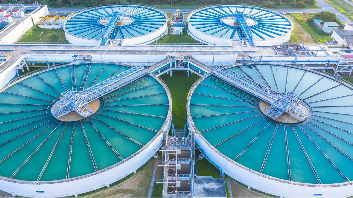 Vier große Wasserbecken zur Abwasseraufbereitung.
